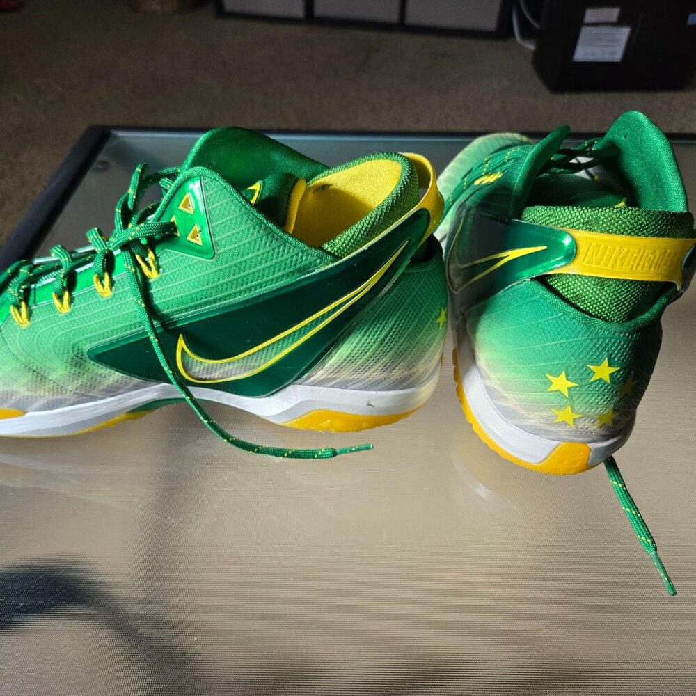 Oregon Ducks themed Nike Shoes Sz 12